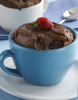 Bolo de chocolate e morangos no microondas